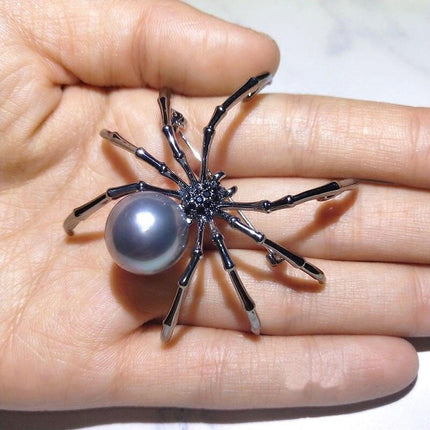 Chic Spider Brooch: Unisex Fashion Statement Accessory - Très Elite
