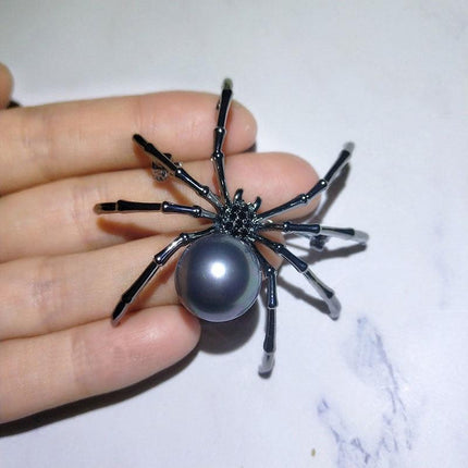 Chic Spider Brooch: Unisex Fashion Statement Accessory - Très Elite