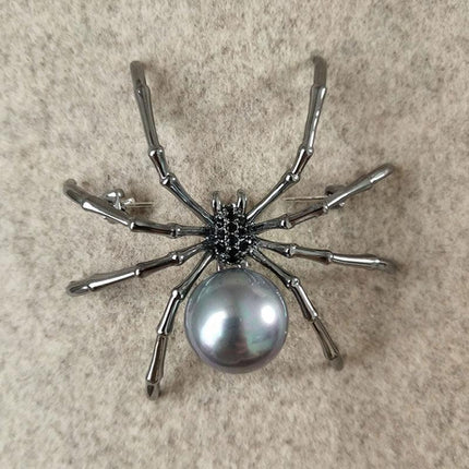 Chic Spider Brooch: Unisex Fashion Statement Accessory - Très Elite