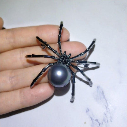 Chic Spider Brooch: Unisex Fashion Statement Accessory - Très Elite