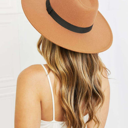 Chic Tan Fedora with Stylish Black Ribbon Accent - Très Elite