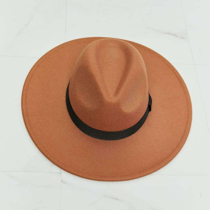 Chic Tan Fedora with Stylish Black Ribbon Accent - Très Elite