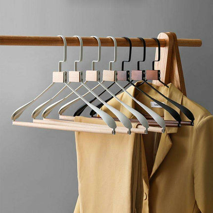 Chic Wooden Hanger Set with Wide Shoulders for Stylish Closet Storage - Très Elite