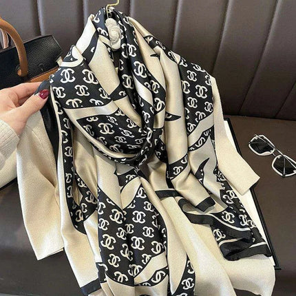 Coastal Charm: Elegant Multi-Hued Beach Scarf - Stylish UV Protection - Très Elite