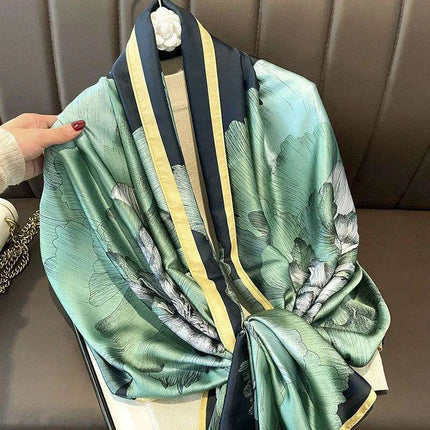 Coastal Charm: Elegant Multi-Hued Beach Scarf - Stylish UV Protection - Très Elite