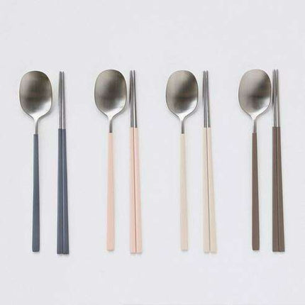 Colorful 8-Piece Stainless Steel Utensil Set with Chopsticks and Spoons - Très Elite