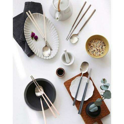 Colorful 8-Piece Stainless Steel Utensil Set with Chopsticks and Spoons - Très Elite
