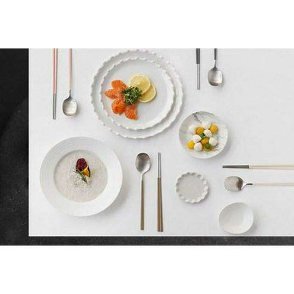 Colorful 8-Piece Stainless Steel Utensil Set with Chopsticks and Spoons - Très Elite