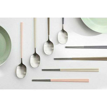 Colorful 8-Piece Stainless Steel Utensil Set with Chopsticks and Spoons - Très Elite