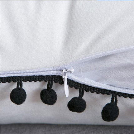 Elegant Black and White Velvet Pillowcase for a Luxurious Home Atmosphere - Très Elite