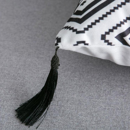 Elegant Black and White Velvet Pillowcase for a Luxurious Home Atmosphere - Très Elite
