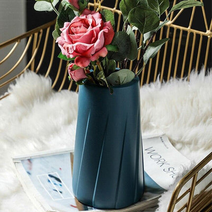 Elegant Ceramic-Finish Plastic Vase with Nordic Charm