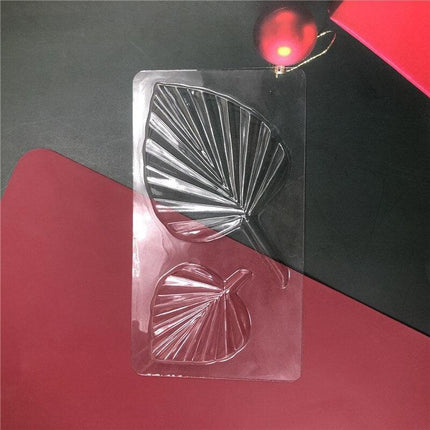 Elegant Chocolate Leaf Mould: Craft Exquisite Dessert Designs - Très Elite