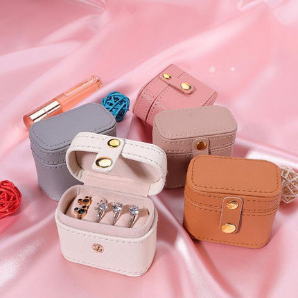 Elegant Compact Leather Jewelry Case with Soft Flannel Interior - Très Elite