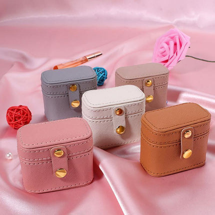 Elegant Compact Leather Jewelry Case with Soft Flannel Interior - Très Elite
