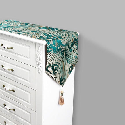 Elegant Green Tassel Table Runner for a Refined Dining Ambiance- Très Elite- Très Elite