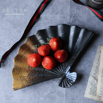 Elegant Handcrafted Fan-Shaped Ceramic Dining Plate - Très Elite
