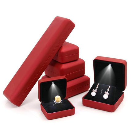 Elegant LED-Illuminated Jewelry Case in Luxurious Leather for Travel and Display - Très Elite