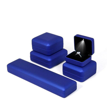 Elegant LED-Illuminated Jewelry Case in Luxurious Leather for Travel and Display - Très Elite