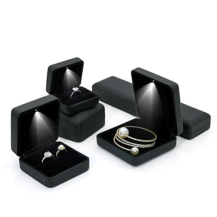 Elegant LED-Illuminated Jewelry Case in Luxurious Leather for Travel and Display - Très Elite