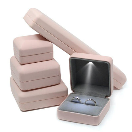 Elegant LED-Illuminated Jewelry Case in Luxurious Leather for Travel and Display - Très Elite