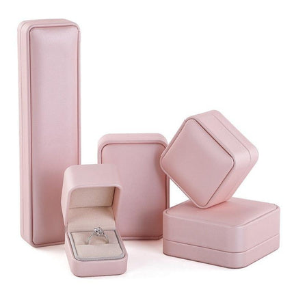 Elegant PU Leather Jewelry Storage Case for Rings, Earrings, and Necklaces - Très Elite