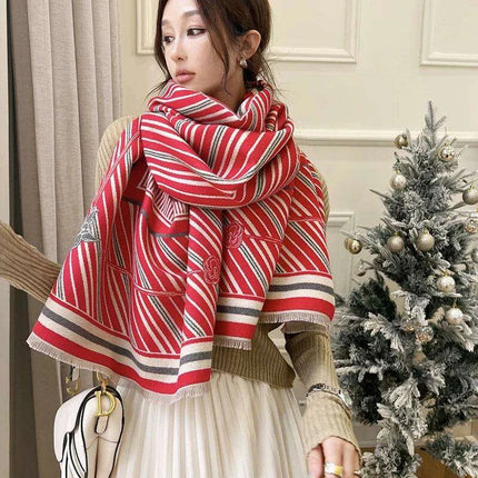 Elegant Reversible Floral Winter Shawl: Luxurious Faux Cashmere Blend - Très Elite