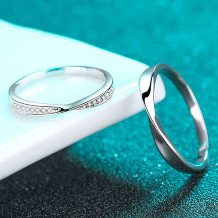 Elegant Sterling Silver Ring with Lab-Diamond Accent - Timeless Sophistication - Très Elite