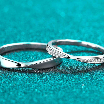 Elegant Sterling Silver Ring with Lab-Diamond Accent - Timeless Sophistication - Très Elite