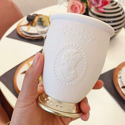 Elegant Vintage Embossed Makeup Brush Holder - Luxe Organizer for Sophisticated Vanity Styling.