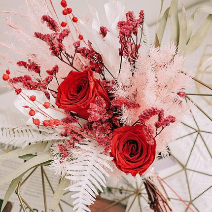 Enchanting Dried Flower Bouquet with Crystal Roses, Pampas Grass & Eucalyptus - Très Elite
