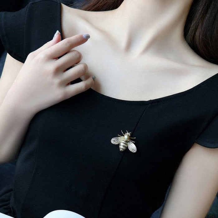 Chic Women's Crystal Bee Brooch: A Touch of Elegance