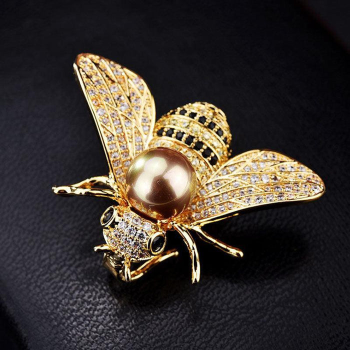 Chic Women's Crystal Bee Brooch: A Touch of Elegance