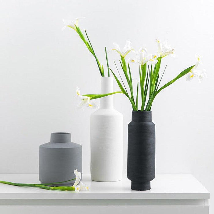 Home Decor: Sleek, Handcrafted Ceramic Vase with Nordic Modern Elegance