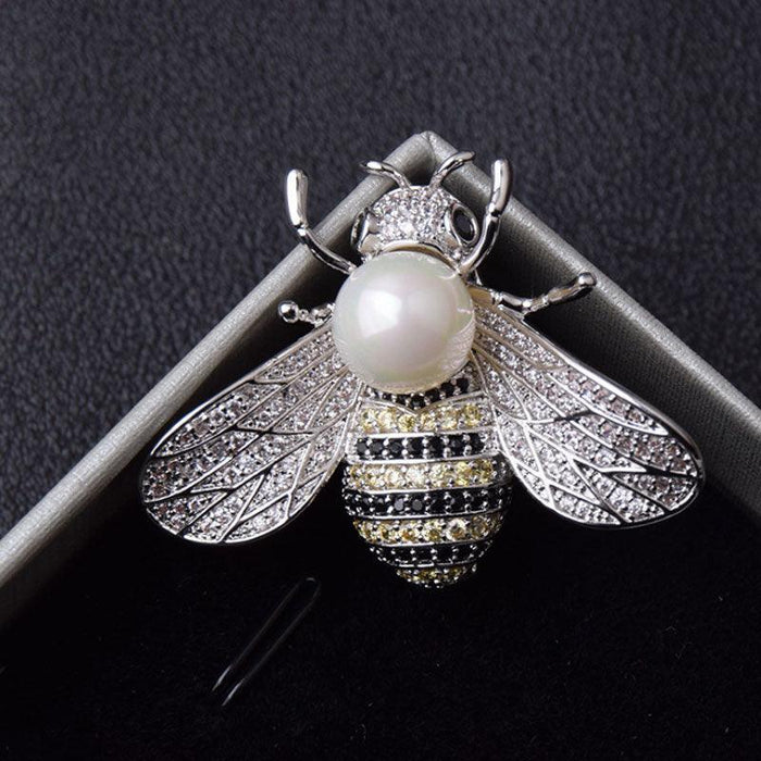 Chic Women's Crystal Bee Brooch: A Touch of Elegance