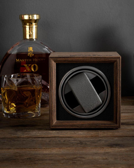 Elegant Wooden Watch Winder with Smart Technology for Optimal Timepiece Maintenance