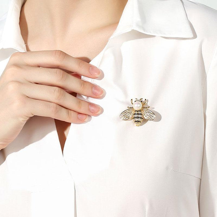 Chic Women's Crystal Bee Brooch: A Touch of Elegance