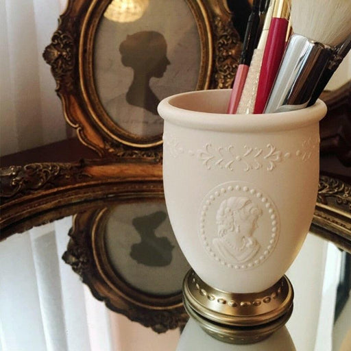 Embossed Vintage Makeup Brush Holder with Portrait Design - Elegant Cosmetic Storage Solution