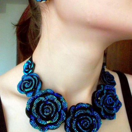 Azure Flora Resin Pendant Necklace - Chic Statement Accessory for Trendy Women