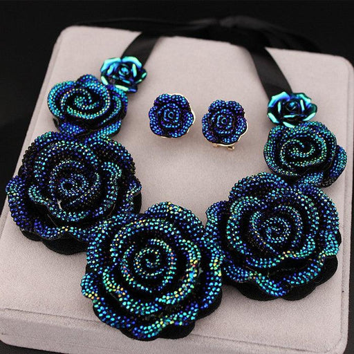 Bold Blue Resin Flower Necklace - Stylish Accessory for Fashionable Women