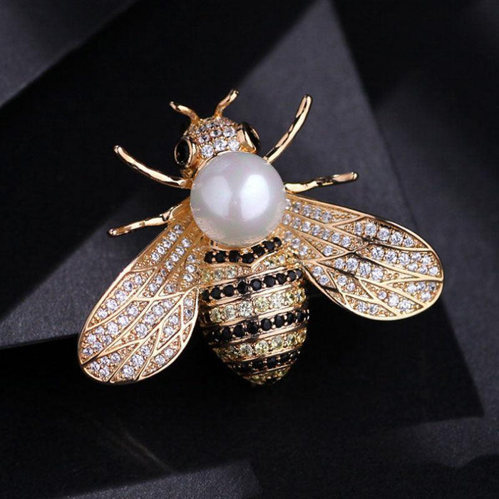 Chic Women's Crystal Bee Brooch: A Touch of Elegance