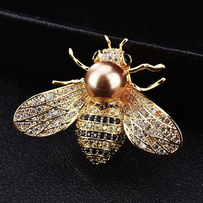 Chic Women's Crystal Bee Brooch: A Touch of Elegance