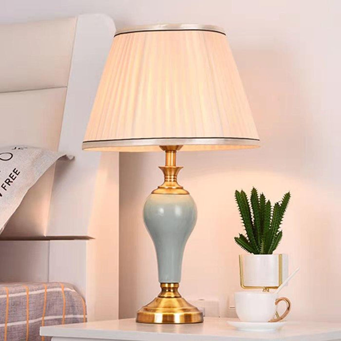 Elegant Metal Base Table Lamp with Soft Cloth Shade for Stylish Home Illumination