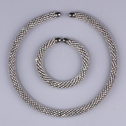 Luxurious Crystal Choker Necklace - Timeless Elegance for the Modern Woman - Très Elite