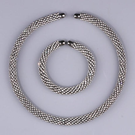 Luxurious Crystal Choker Necklace - Timeless Elegance for the Modern Woman - Très Elite