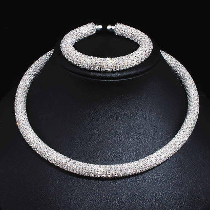 Luxurious Crystal Choker Necklace - Timeless Elegance for the Modern Woman - Très Elite