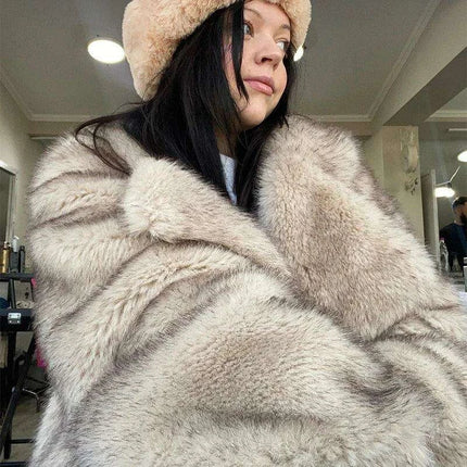 Luxurious Faux Fur Teddy Coat for Winter Chic - Essential Fashion Statement for Modern Women - Très Elite