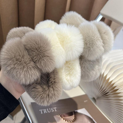 Luxurious Plush Faux Fur Rabbit Hair Claw Clip: Fashionable Hair Accessory for Modern Women - Très Elite