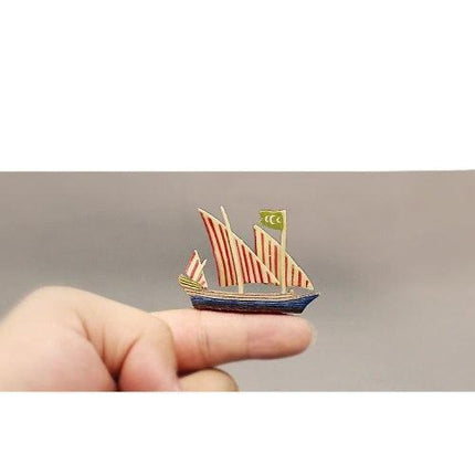 Nautical Charm: Exquisite Handcrafted Sailboat Sculpture - Très Elite