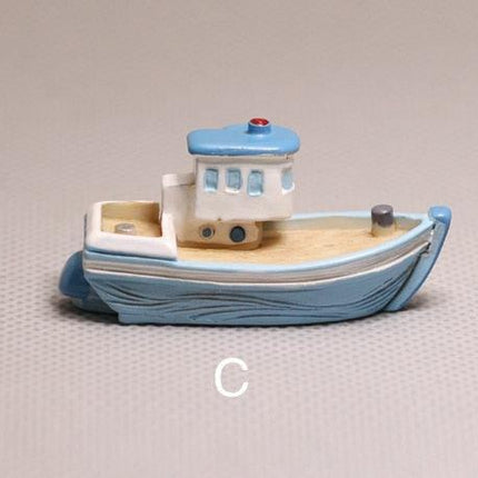 Nautical Charm: Exquisite Handcrafted Sailboat Sculpture - Très Elite